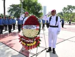 Peringati Hari Armada RI Tahun 2024, Dankodiklatal Ziarah Di TMP 10 November