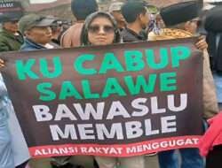 Ratusan Emak dari Aliansi Rakyat Peduli Demokrasi Gelar Demo di Depan Kantor Bawaslu Kabupaten Bandung