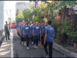 Tingkatkan Kedisiplinan dan Loyalitas Linmas, Babinsa Nusukan Bersama Bhabinkamtibmas Berikan Pelatihan PBB