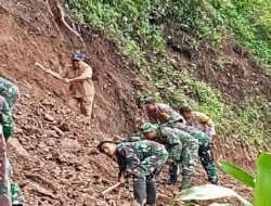 Polres Madiun Bersama TNI Gelar Kerja Bakti Perbaiki Jalan Rusak Akibat Tanah Longsor