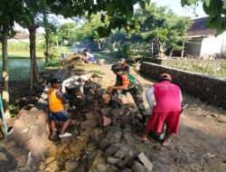 Bantu Warga, Anggota Koramil Pangkur Gotong Royong Bangun Talud