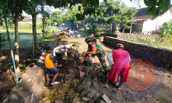 Bantu Warga, Anggota Koramil Pangkur Gotong Royong Bangun Talud