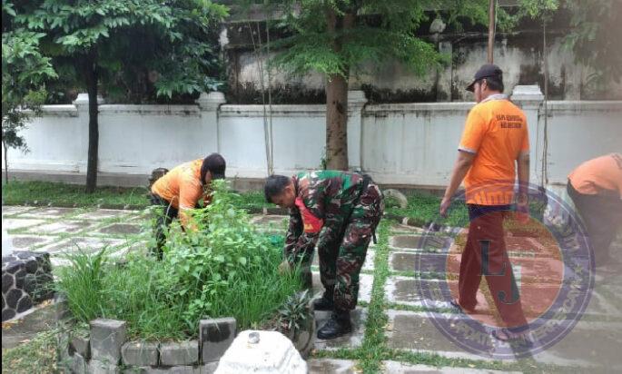 Gandeng Tim Saberling, Koramil 02/Banjarsari Laksanakan Pembersihan Lingkungan dan Sarana Umum