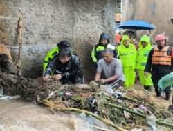 Banjir Bandang Terjang Sukabumi, Polri Evakuasi Ibu dan Bayi dari Gang Sempit