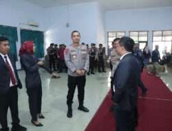 Kapolres Situbondo Pastikan Rapat Pleno Rekap Suara Pilkada oleh KPU Aman