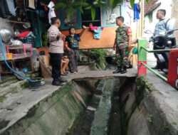 Sambangi Warga di Wilayah Binaan, Babinsa Kepatihan Wetan Selipkan Pesan Waspadai Cuaca Hujan dan Angin Kencang