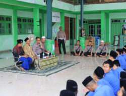 Satlantas Polres Gresik Gandeng Ponpes Mambaus Sholihin untuk Tingk