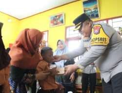 Sukseskan Program Asta Cita, Kapolres Pamekasan Kunjungi SLB PGRI Berbagi Makan Siang Gratis