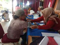 Peduli Kesehatan Warga, Babinsa Dampingi Petugas Laksanakan Pengecekan Kesehatan
