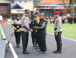 Asistensi Kampung Tangguh dan Polisi RW, Kapolda Jatim Pimpin Apel Besar Petugas Polmas dan Satkamling Pasca Pilkada