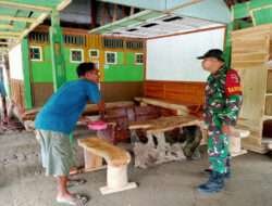 Dukung UMKM Diwilayahnya, Babinsa Koramil Karangjati Sambangi Pengrajin Mebel Kayu Jati di Desa Rejuno