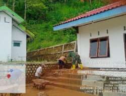 Tanggap Bencana, Babinsa Koramil 0801/09 Sudimoro Gotong Royong Bersihkan Longsor