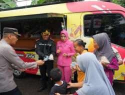 Mobil Si Sumeh Polres Pasuruan Kota Salurkan Bantuan Untuk Korban Banjir di Rejoso