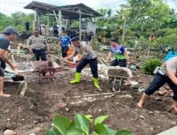 Gotong Royong Polisi Bersama Warga Perbaiki Makam yang Rusak Akibat Banjir di Blitar