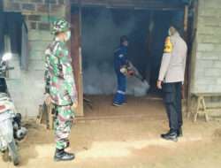 Cegah Demam Berdarah,Babinsa Koramil Sine Bersama Babinkamtibmas dan Petugas Kesehatan Laksanakan Fogging