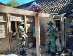 Selalu Ada Bersama Rakyat, Babinsa Bantu Renovasi Rumah Warga