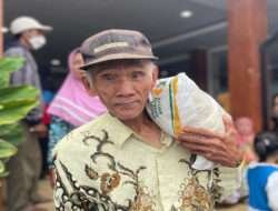 Jelang HBKN BULOG Cabang Banyuwangi Salurkan Beras Bantuan Pangan