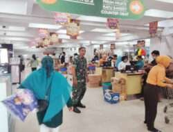 Pastikan Harga Sembako Tetap Stabil Jelang Nataru, Babinsa Sriwedari Sambangi Swalayan Sami Luwes