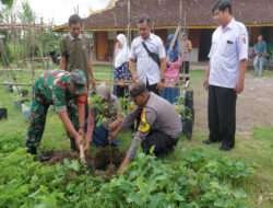 Manfaatkan Lahan Kosong, Babinsa Koramil Paron Melaksanakan Kegiatan Tanam Bersama dalam Program Pekarangan Pangan Bergizi