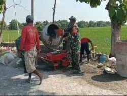 Bersama Warga, Anggota Koramil 06 Kwadungan Perbaiki Jalan Persawahan