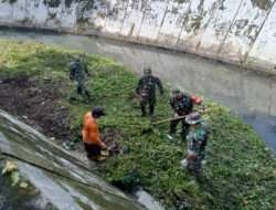 Sambut Hari juang TNI-AD, Koramil 02/Banjarsari Gelar Kerja Bakti Resik -Resik Kali PP