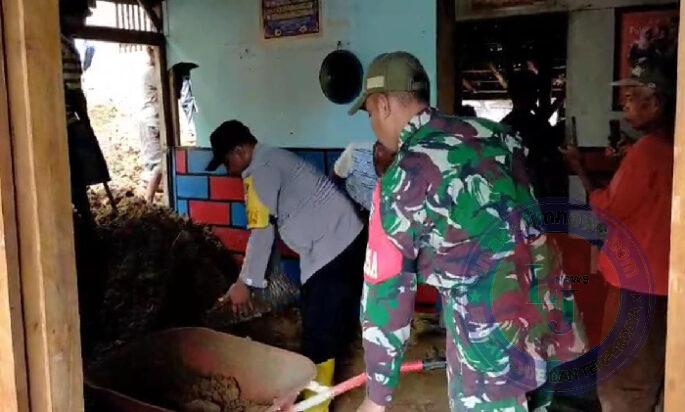 Bentuk Kepedulian, Babinsa Koramil 0801/08 Tulakan Gotong Royong Bersihkan Rumah Kena Longsor