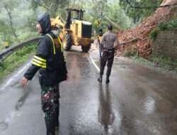Gerak Cepat, Babinsa Koramil 0801/03 Arjosari Bersihakan Pasca Tebing Longsor