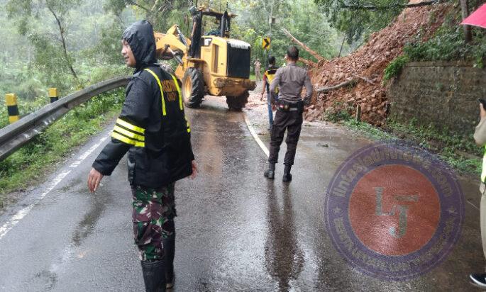 Gerak Cepat, Babinsa Koramil 0801/03 Arjosari Bersihakan Pasca Tebing Longsor