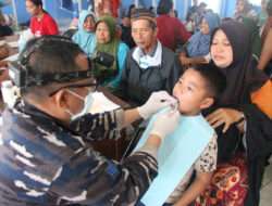TNI Angkatan Laut Gelar Bakti Sosial dan Kesehatan di Atas KRI Teluk Banten 516