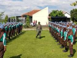Babinsa Latih Baris Berbaris 170 Siswa Ketarunaan SMKN Miri