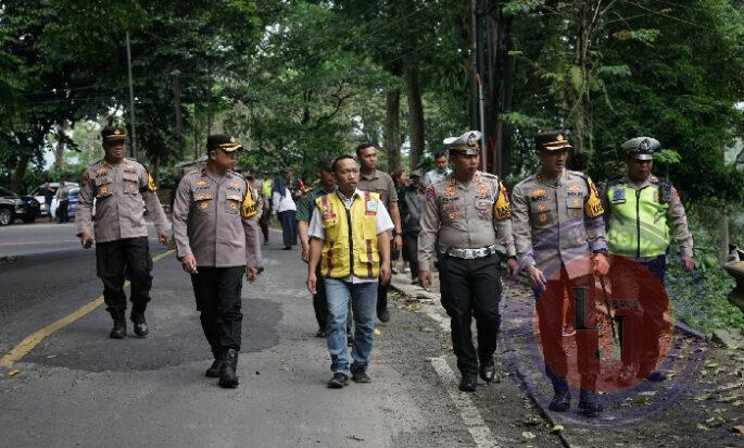 Mitigasi Jalur Rawan Jelang Nataru, Polres Jember Sisir Jalan di Gunung Gumitir