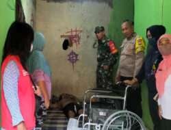 Peduli Terhadap Warga Binaan, Babinsa Karangasem Dampingi PMI Berikan Bantuan Kursi Roda