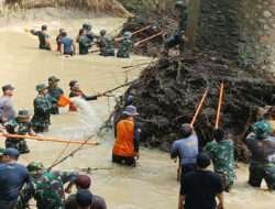 Hari Juang TNI AD dan HUT Kodam V/BRW Tahun 2024, Kodim Ponorogo Gelar Karya Bakti di Bawah Jembatan Sungai