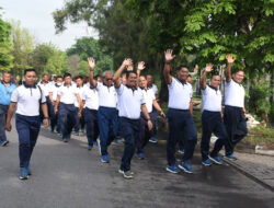 Danlantamal V Olahraga Jalan Santai dengan Prajurit