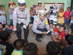 Polres Jombang Beri Trauma Healing Untuk Anak-anak Terdampak Banjir