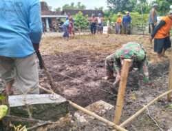 Bentuk Kebersamaan, Babinsa Pitu Kerja Bakti Bangun Pondasi Rumah Warga di Wilayah Binaan