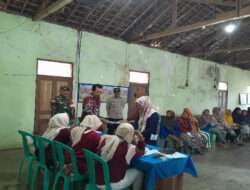 Pastikan Aman Dan Lancar, Babinsa Monitoring Pembagian Bantuan Pangan Beras