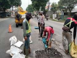 Jelang Nataru, Polres Pasuruan Mitigasi Jalur Surabaya-Malang, Tambal Jalan Berlubang