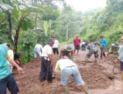 Tanggap bencana, Babinsa Koramil Ngrambe Bersama Masyarakat Karya Bakti Pembersihan Jalan Berlumpur