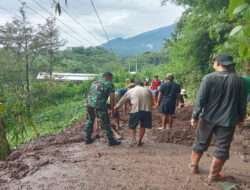 Bersama Warga, Anggota Koramil Jogorogo Bersihkan Matrial Tanah Longsor