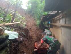 Rumah Warga Tertimpa Longsoran Tanah, Anggota Kodim Ponorogo Ikut Bantu Kerja Bakti