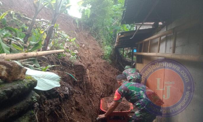 Rumah Warga Tertimpa Longsoran Tanah, Anggota Kodim Ponorogo Ikut Bantu Kerja Bakti