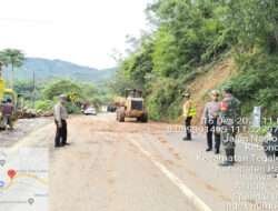 Wujud Nyata, Babinsa Koramil 0801/04 Tegalombo Hadir Bantu Bersihkan Material Longsor