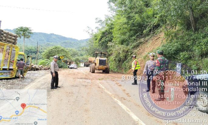 Wujud Nyata, Babinsa Koramil 0801/04 Tegalombo Hadir Bantu Bersihkan Material Longsor