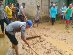 Sinergitas Polisi Bersama TNI dan Warga Bersihkan Tanah Longsor di Ngawi