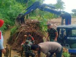 Diterjang Banjir, Anggota Kodim Ponorogo Bersama Warga Karya Bakti Benahi Tanggul Jebol