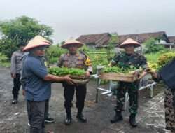 Gelorakan Swasembada Pangan Polisi Serahkan Bibit Tanaman di Tambak Kalisogo Sidoarjo