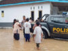 Gercep Polisi Tangani Banjir di Jember Perlancar Lalin hingga Bersihkan Rumah Warga Terdampak