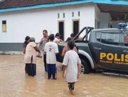 Gercep Polisi Tangani Banjir di Jember Perlancar Lalin hingga Bersihkan Rumah Warga Terdampak