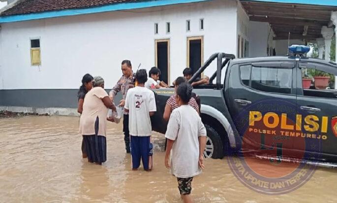 Gercep Polisi Tangani Banjir di Jember Perlancar Lalin hingga Bersihkan Rumah Warga Terdampak